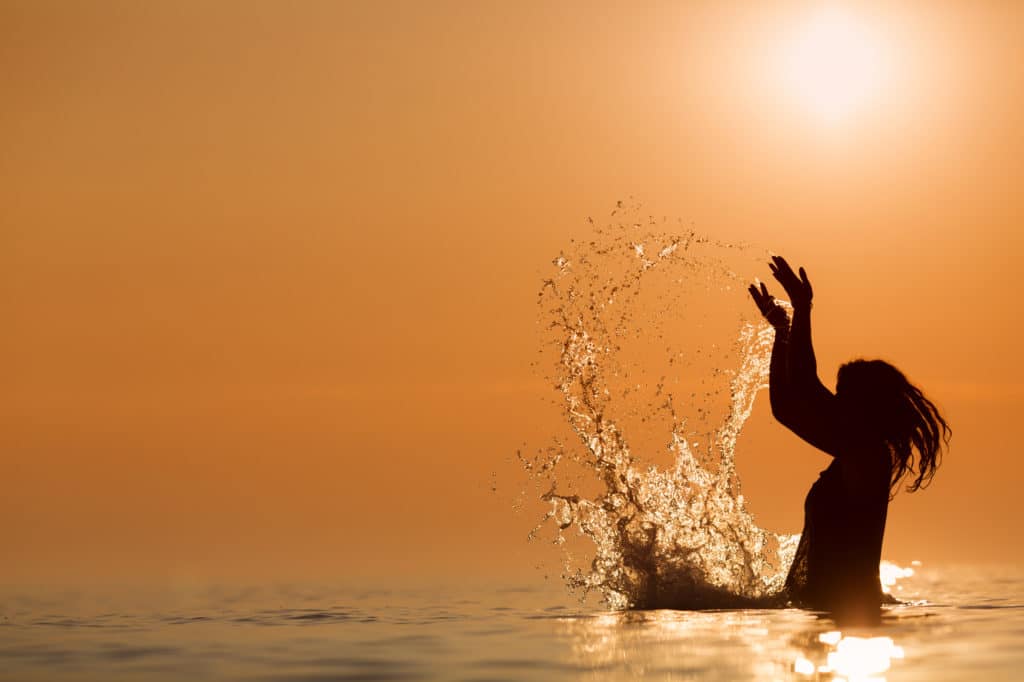 Il sole danneggia i nostri capelli. Come possiamo proteggerli?