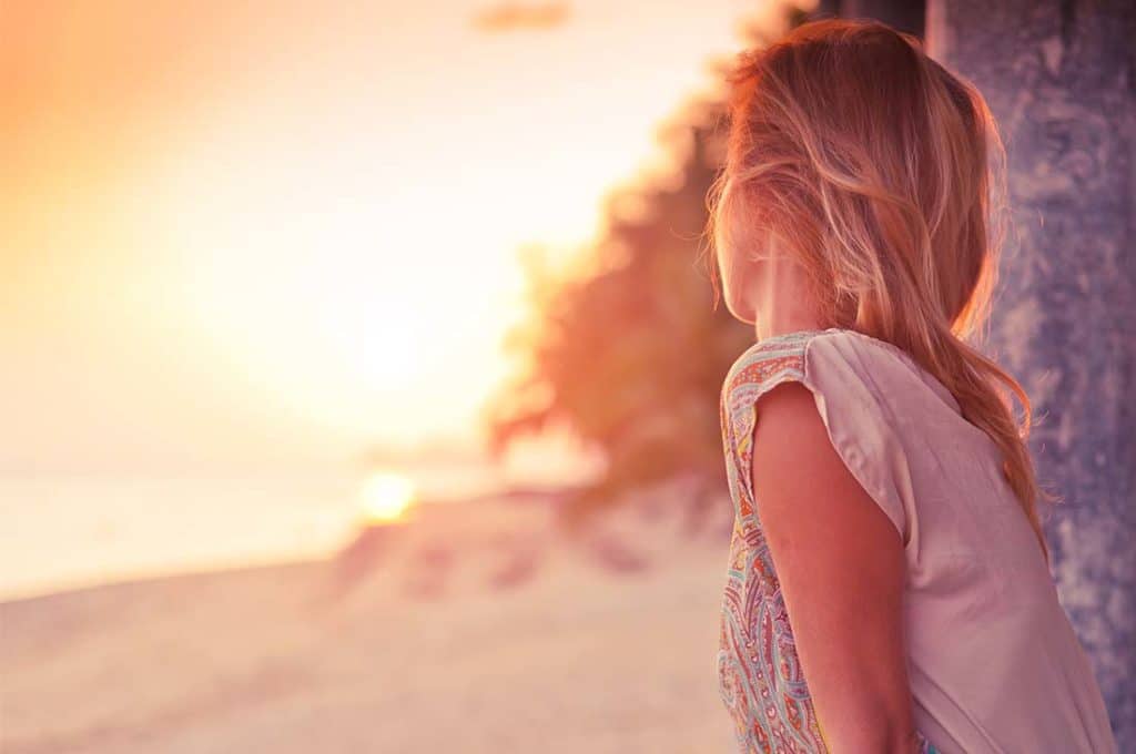 Chioma perfetta dopo le vacanze: consigli per curare i capelli sfibrati