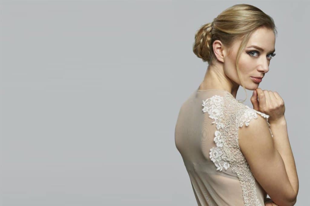 È tempo di matrimoni: le acconciature sposa più trendy per la primavera-estate 2017