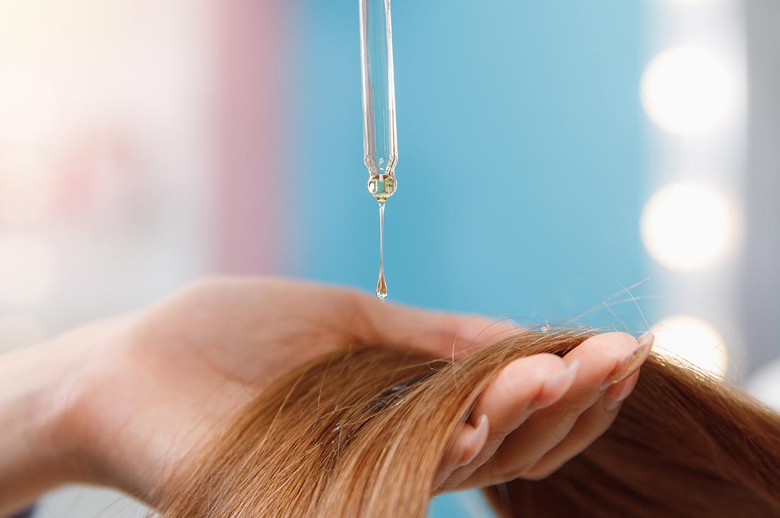 L'olio per capelli tra i prodotti per curare i capelli dopo l'estate
