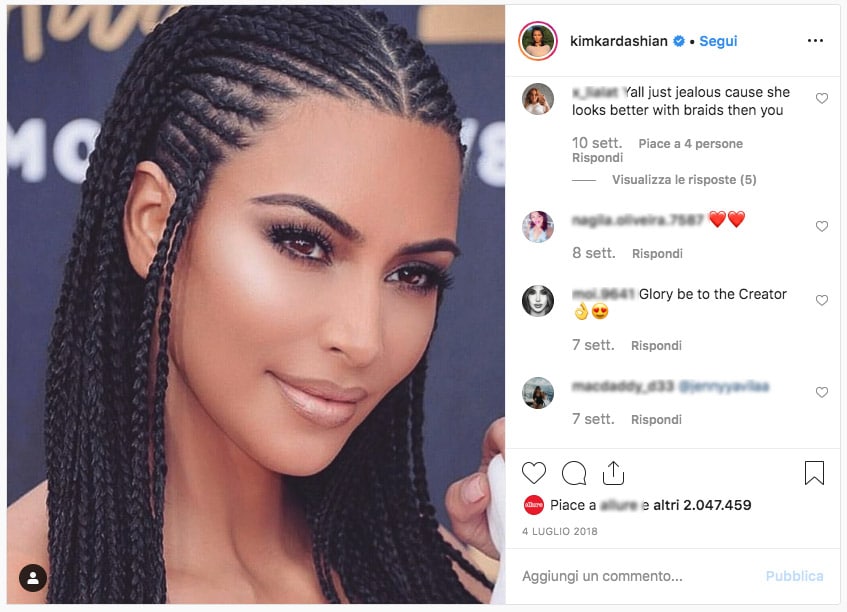 Stile afro con treccine per Kim Kardashian