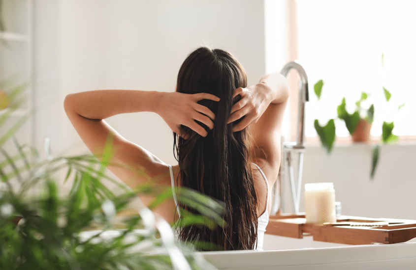 Siero, olio, o spray? I prodotti essenziali per capelli lucidi e sani