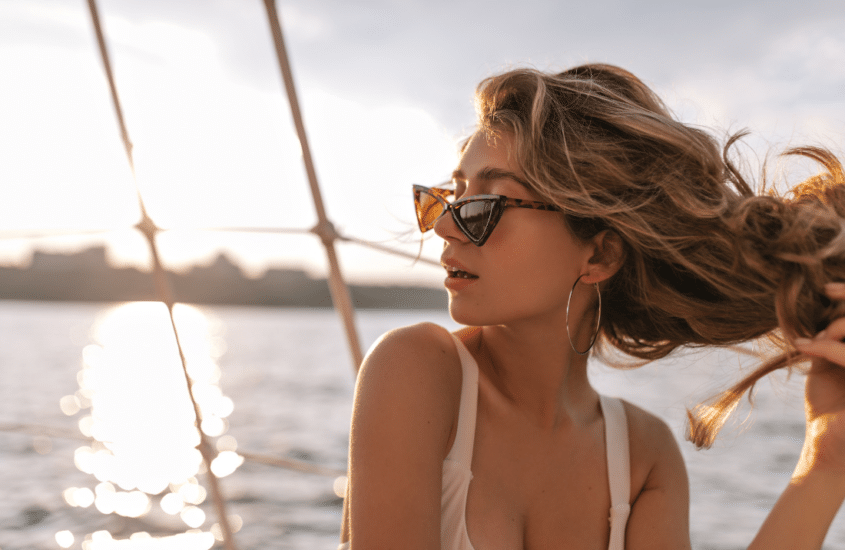 Frisè, onde morbide, wet look: lo styling dell’estate 2025