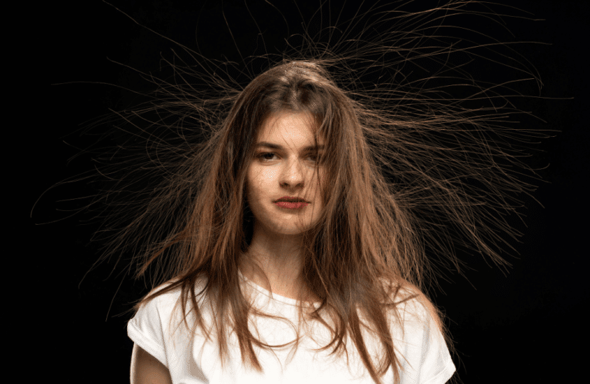 Capelli elettrici? Come dire addio all’effetto “scossa” in inverno